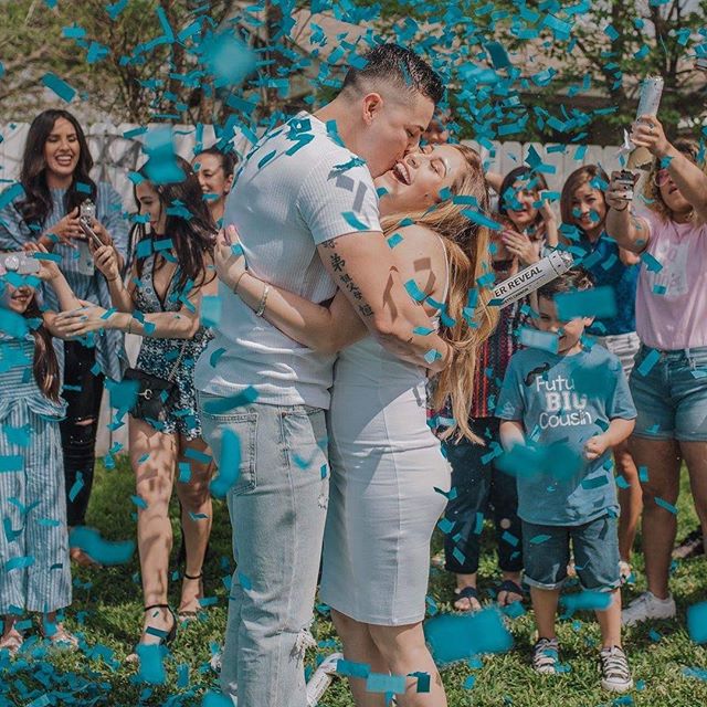 8 Gender Reveal Part Ideas You have to Try! Unique gender reveal ideas! Creative and Easy Gender Reveal party Ideas - a roundup of some amazing and unique gender reveal ideas that was a huge help for planning a gender reveal party! #genderreveal #baby #pregnant