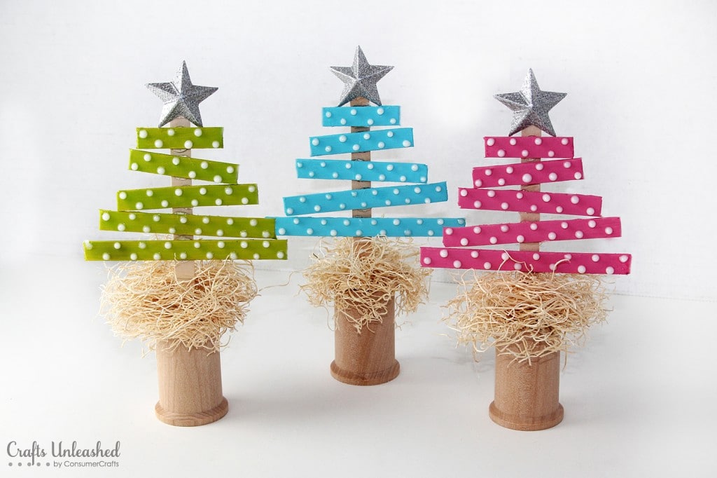 Looking for super easy and cheap DIY Christmas craft projects? These cute Christmas crafts are so easy anyone can do them- even the kids can help! Whether you're looking for Christmas DIY decor ideas to make your home decorations more festive or the best DIY Christmas gifts for family & friends, we’ve you covered with these tips and hacks #christmasdiycrafts #diychristmasdecorations #christmasdecor