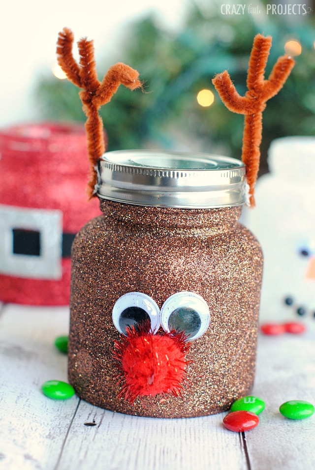 Looking for super easy and cheap DIY Christmas craft projects? These cute Christmas crafts are so easy anyone can do them- even the kids can help! Whether you're looking for Christmas DIY decor ideas to make your home decorations more festive or the best DIY Christmas gifts for family & friends, we’ve you covered with these tips and hacks #christmasdiycrafts #diychristmasdecorations #christmasdecor