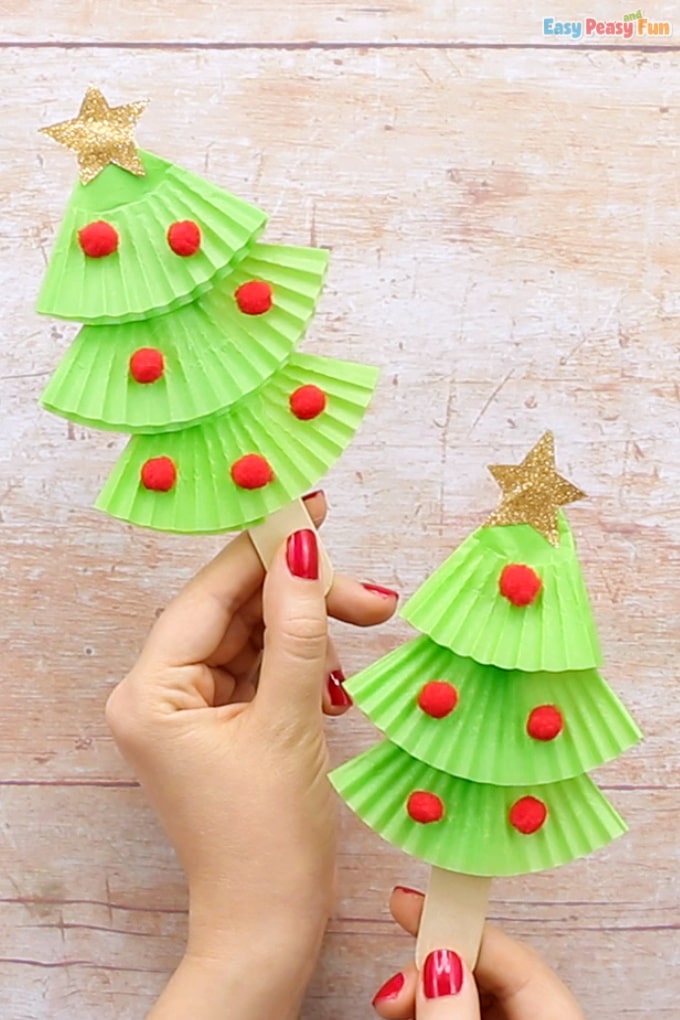 Looking for super easy and cheap DIY Christmas craft projects? These cute Christmas crafts are so easy anyone can do them- even the kids can help! Whether you're looking for Christmas DIY decor ideas to make your home decorations more festive or the best DIY Christmas gifts for family & friends, we’ve you covered with these tips and hacks #christmasdiycrafts #diychristmasdecorations #christmasdecor