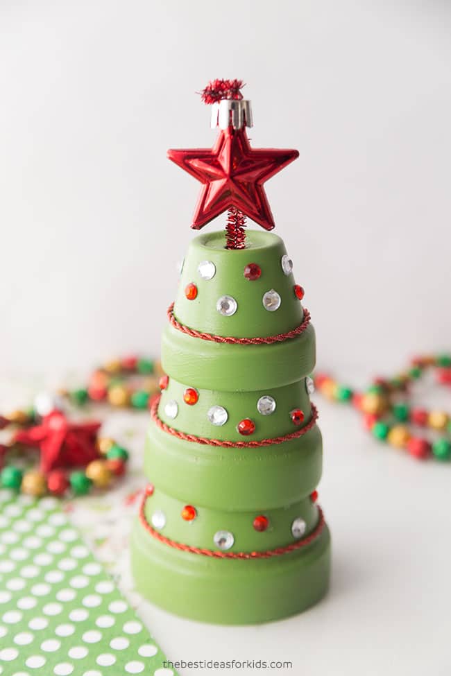 Looking for super easy and cheap DIY Christmas craft projects? These cute Christmas crafts are so easy anyone can do them- even the kids can help! Whether you're looking for Christmas DIY decor ideas to make your home decorations more festive or the best DIY Christmas gifts for family & friends, we’ve you covered with these tips and hacks #christmasdiycrafts #diychristmasdecorations #christmasdecor