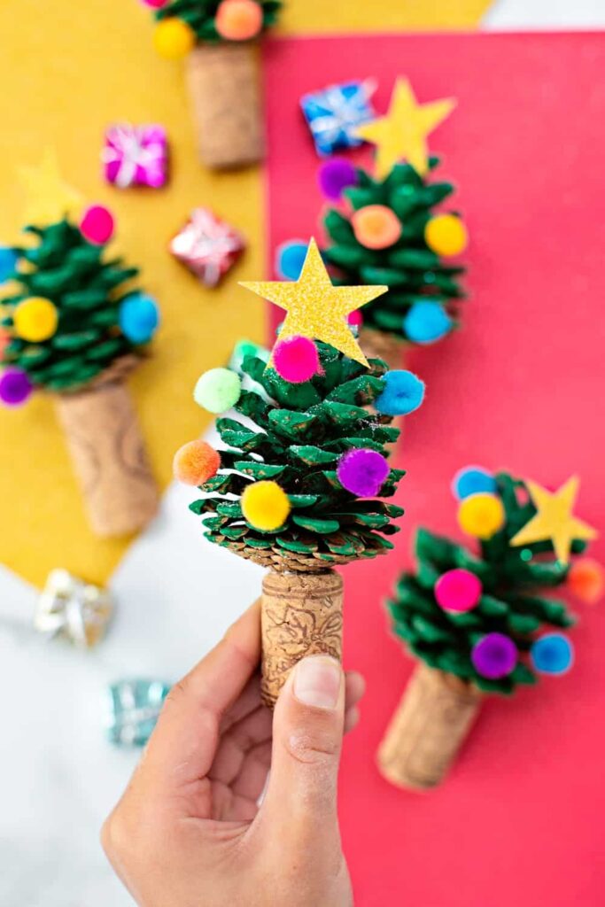 Looking for super easy and cheap DIY Christmas craft projects? These cute Christmas crafts are so easy anyone can do them- even the kids can help! Whether you're looking for Christmas DIY decor ideas to make your home decorations more festive or the best DIY Christmas gifts for family & friends, we’ve you covered with these tips and hacks #christmasdiycrafts #diychristmasdecorations #christmasdecor