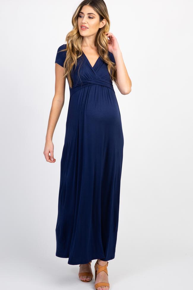 Looking for an elegant maternity dress to wear to a wedding? These STUNNING maternity dresses are perfect to rock at any wedding! You’ll look absolutely gorgeous and show off your baby bump as a wedding guess |Wedding Guest Dress | Maternity Dresses For a Wedding #maternitydresses #pregnant #pregnancy