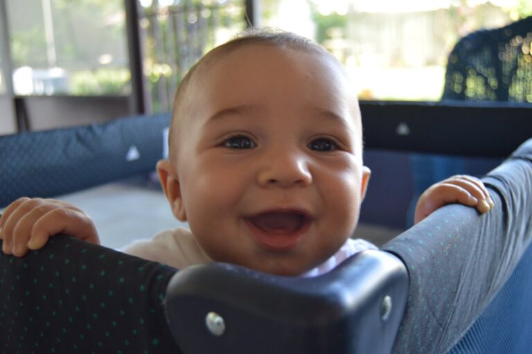 How to Clean a Pack and Play?! (EASY CLEANING SOLUTION!)