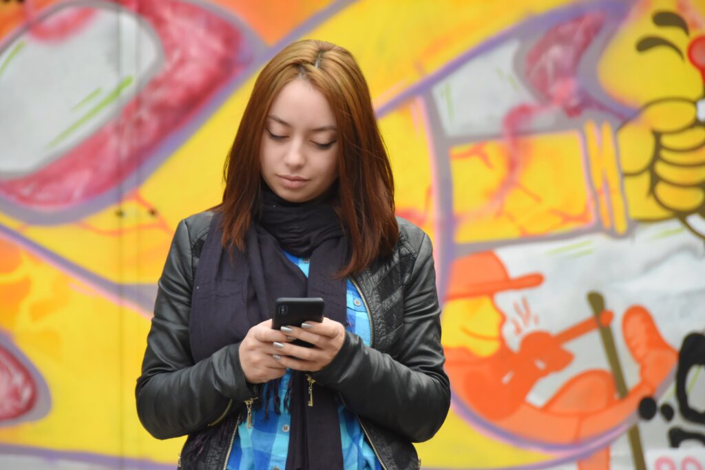 girl-texting-on-the-phone - Be Graceful When He Reaches Out