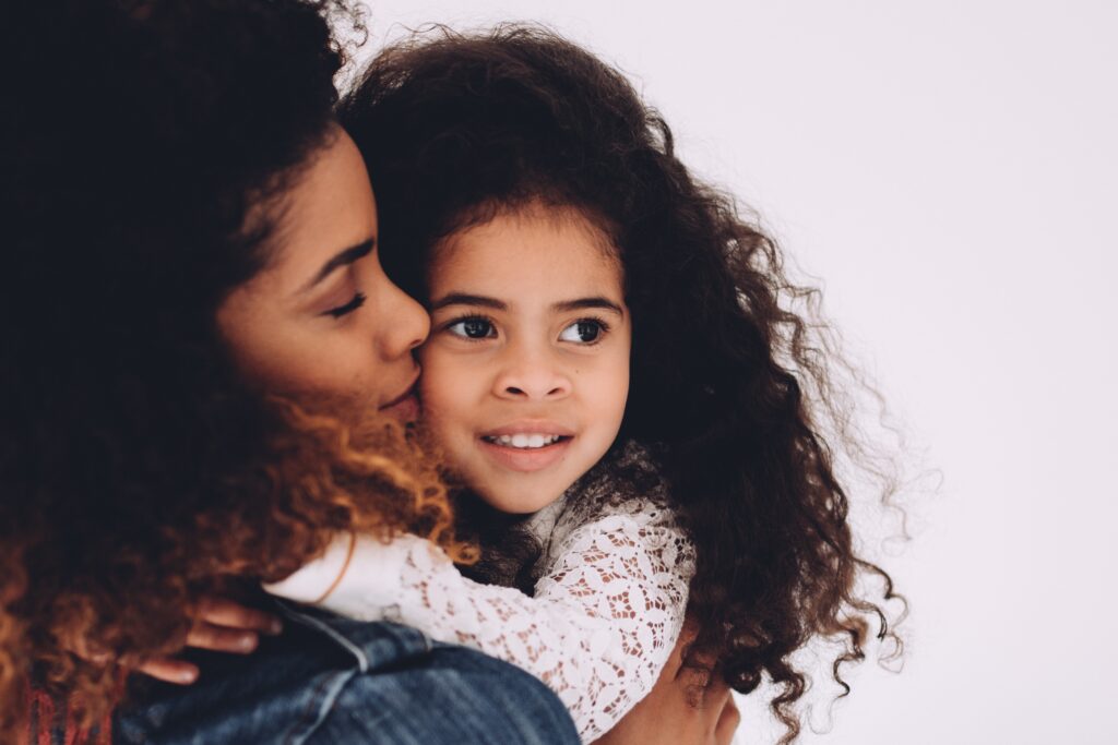 child-mother-daughter-mom-cuddle-kiss-kids-offspring-afro-african-american_t20_29lvw6