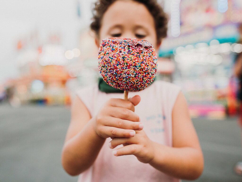 fair-candy-apple-toddler-boy-fair-food-carnival-food-boy-with-apple_t20_A3E2l0