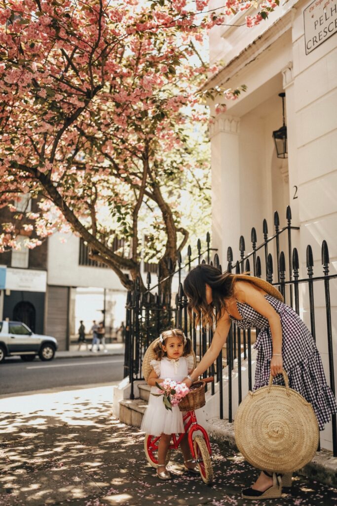 helping-daughter-ride-a-bicycle_t20_BlKZaZ