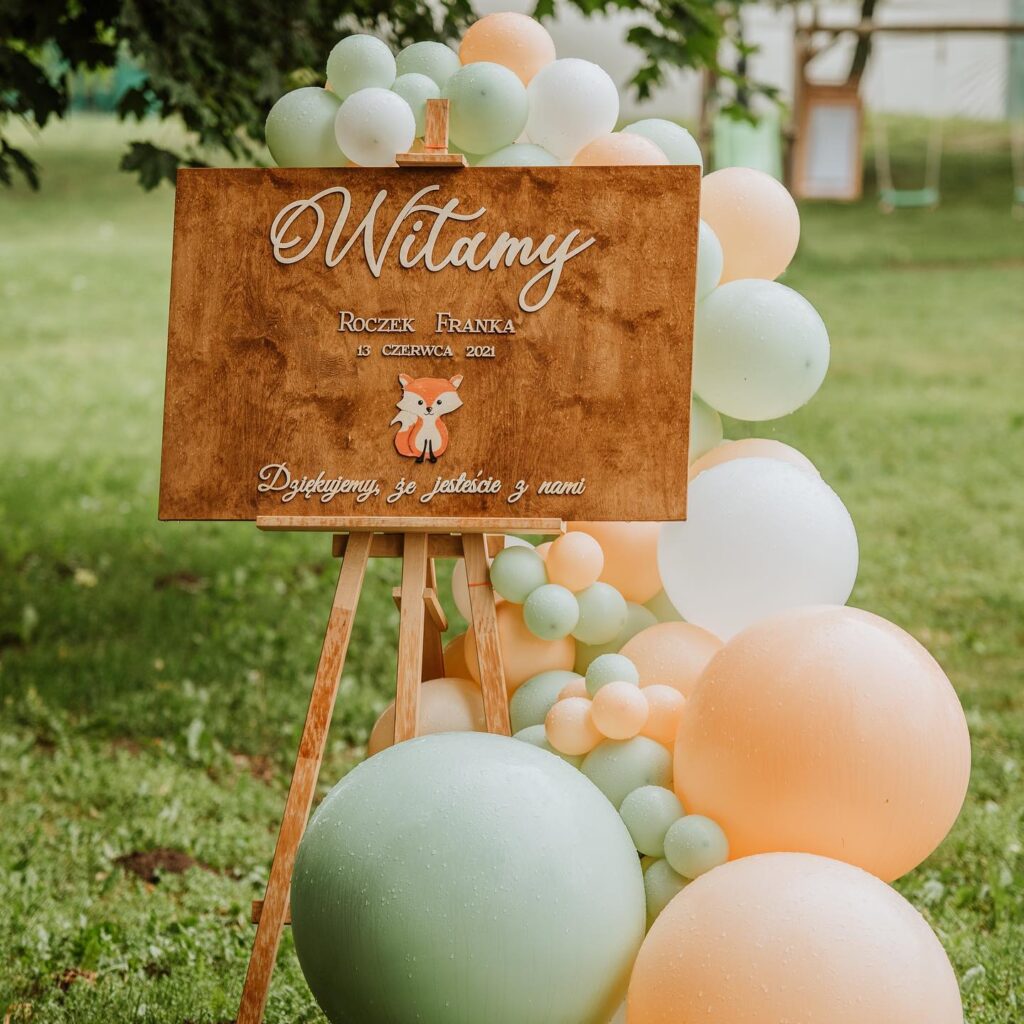Rustic-inspired birthday board with balloon decoration