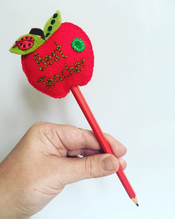 DIY felt apple pencil topper for the best teacher