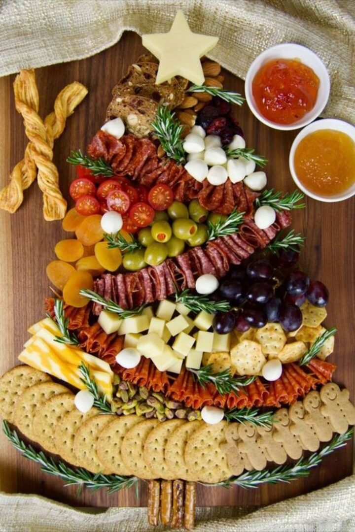 26-christmas-charcuterie-boards-that-ll-wow-your-holiday-guests